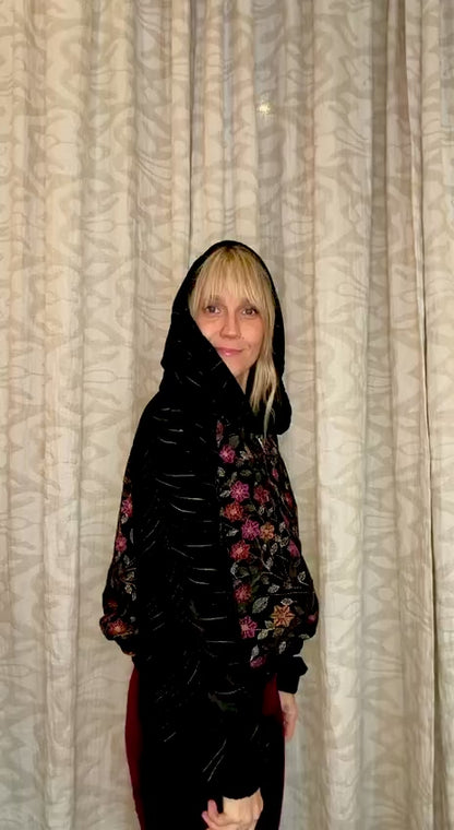 HOODIE / Black silk flowers